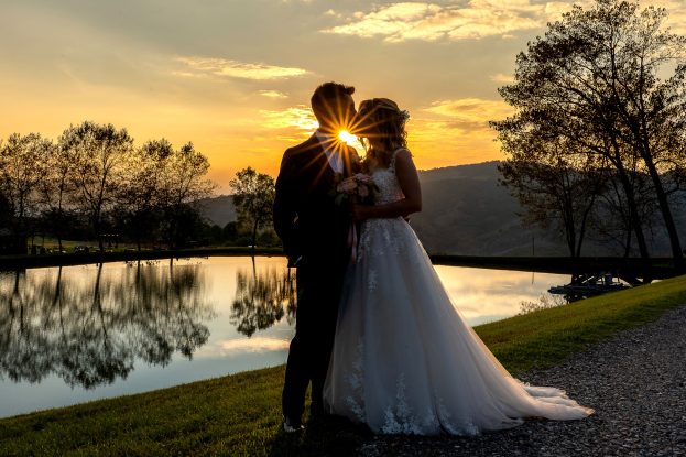 Sposi al tramonto durante matrimonio romantico alla Pianderna a Reggio E.